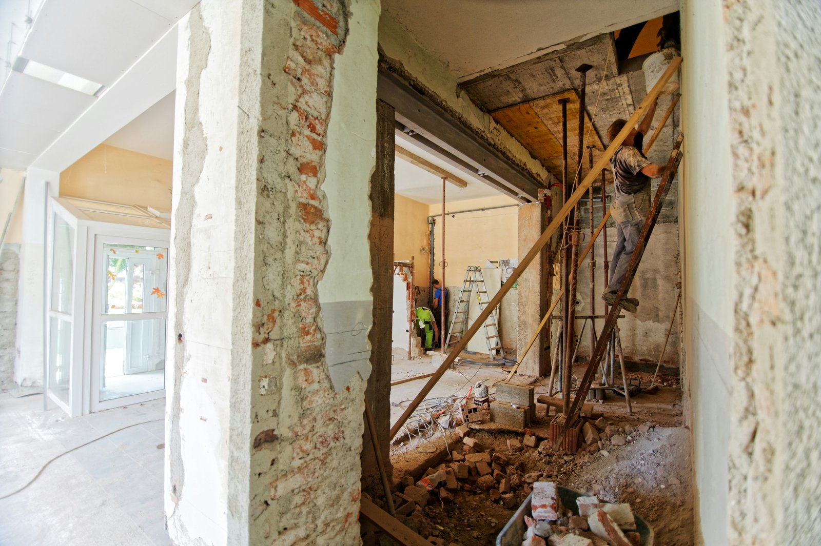 Solusi Cerdas Mengatasi Biaya Renovasi Rumah Tanpa Menjual Aset